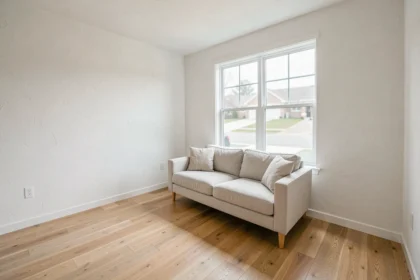 Salon vide et épuré d'une maison en vente, mise en scène minimaliste pour séduire les acheteurs
