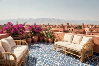 Terrasse d'un appartement à vendre à Marrakech avec carrelage zellige, mobilier en rotin et vue panoramique sur les toits de la médina